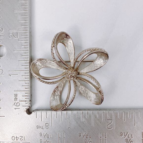 VTG Signed ART Silvertone Brooch, Mid Century Mod Floral Textured Petal Pin - Picture 9 of 9